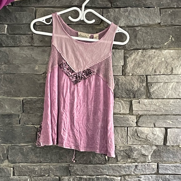 Open back lace top with motifs - Picture 2 of 3